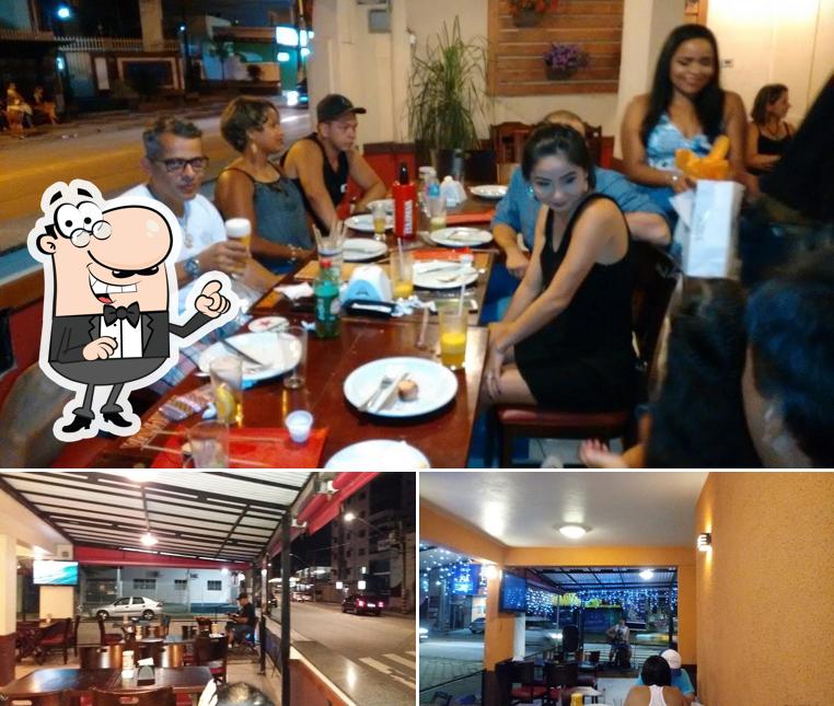 Sente em uma das mesas no Churras Mais
