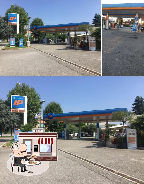 Gli esterni di Autolavaggio Apa-stazione di servizio Ip