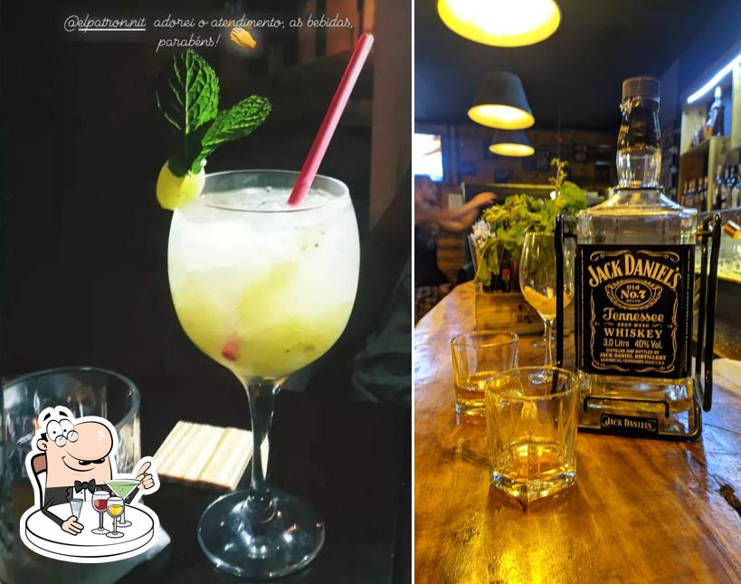 Consiga uma drinque alcoólico do menu