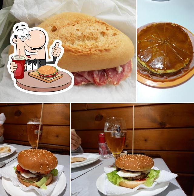 Prenditi un hamburger a Forti'S Pub Di Fedeli Fiorella