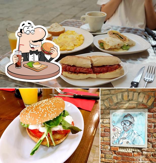 Prenditi un hamburger a Al Cafetier