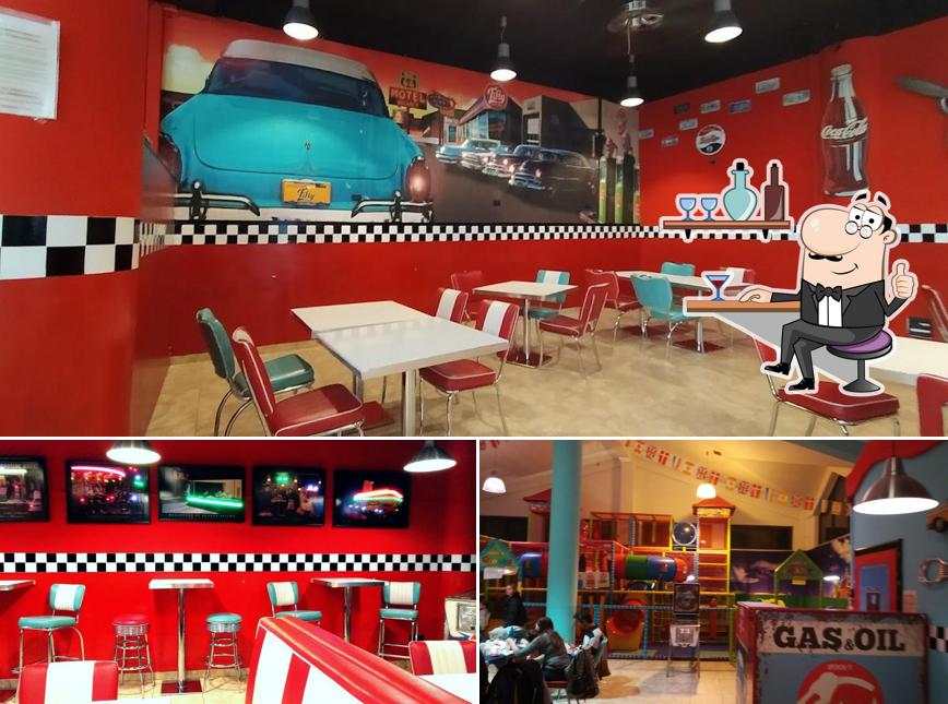 La immagine della interni e area giochi di Fifty Pizza & Diner