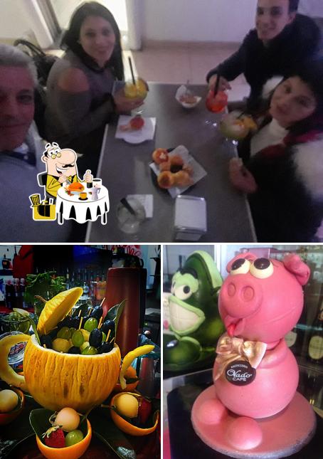Dai un’occhiata alla foto che raffigura la cibo e tavolo da pranzo di Vadò Cafè