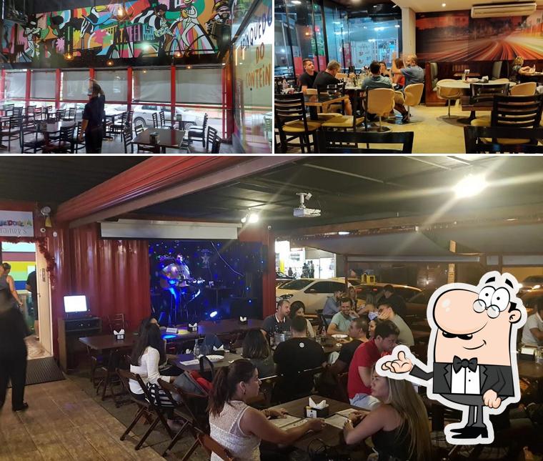 O interior do Conteiner's Squash & Bar