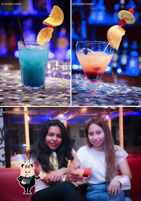 Goditi qualcosa da bere a shisha bar Jackson cafè milano