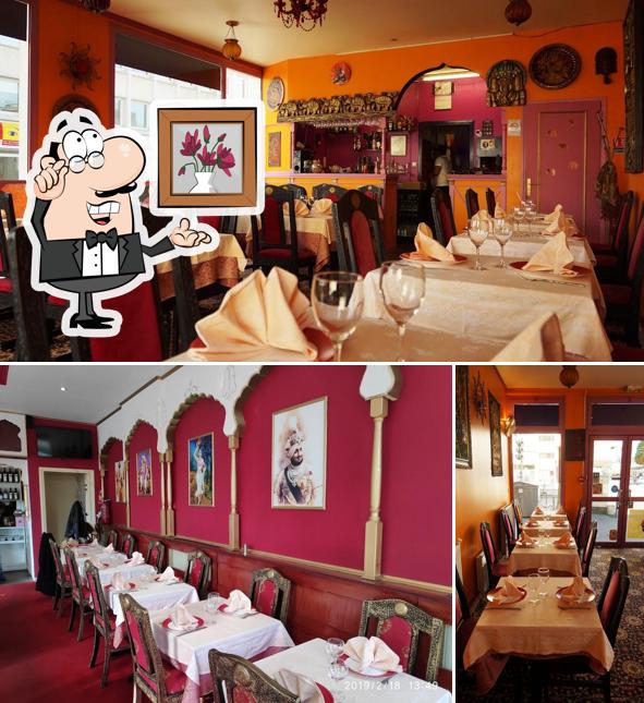 Installez-vous à l'une des tables de Gandhi