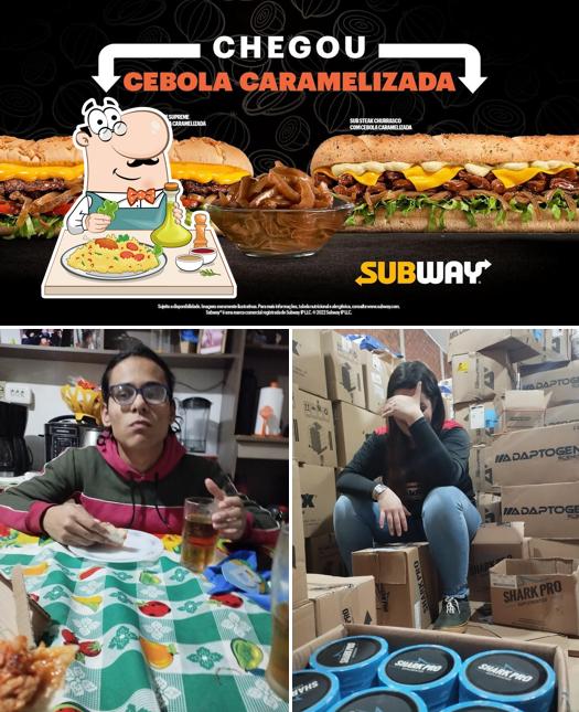 Entre diferentes coisas, comida e interior podem ser encontrados no Subway