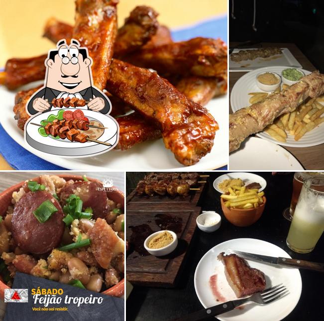 Asas de frango, peixe e fritas, risoto e salmão grelhado em Espettaria