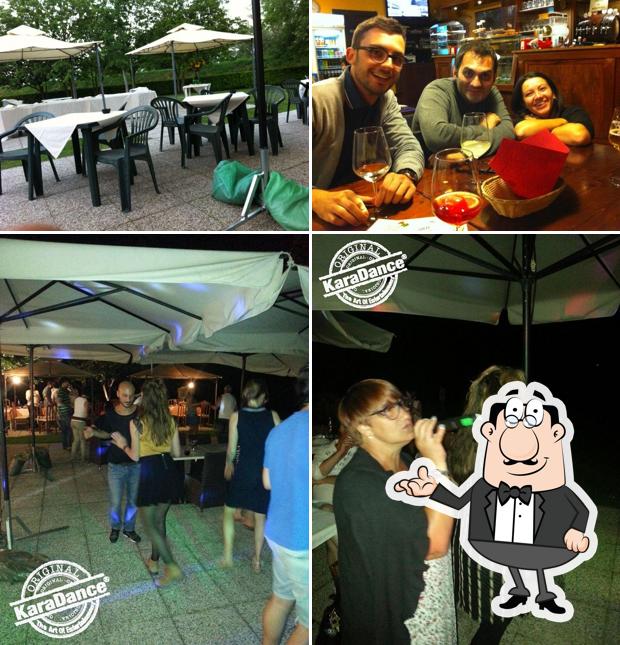 Dai un'occhiata agli interni di Ricky's River Restaurant