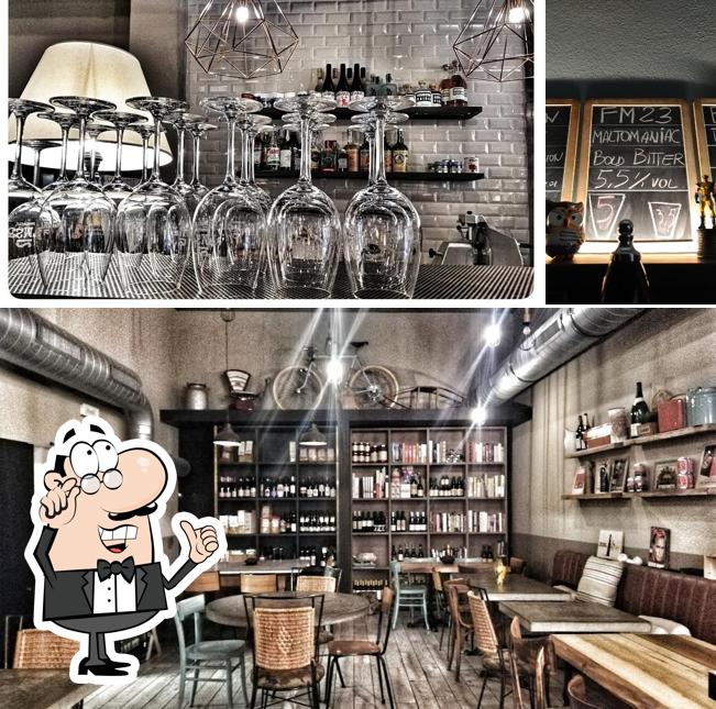Guarda la foto che presenta la interni e lavagna di Fm23 Beer Bar À Vin & Comfort Food