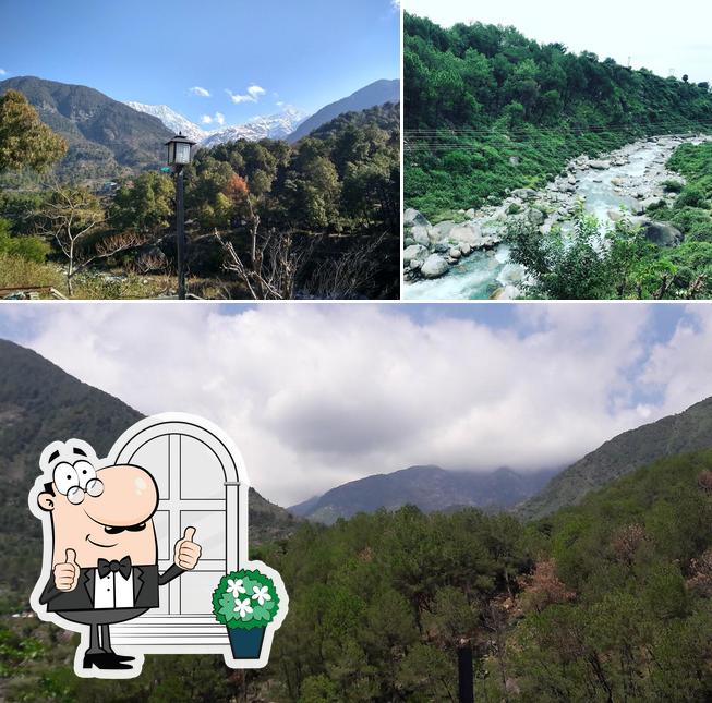 The exterior of Food By The Way