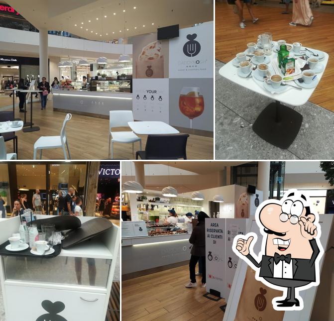 Installez-vous à l'une des tables de Daddy Nosh