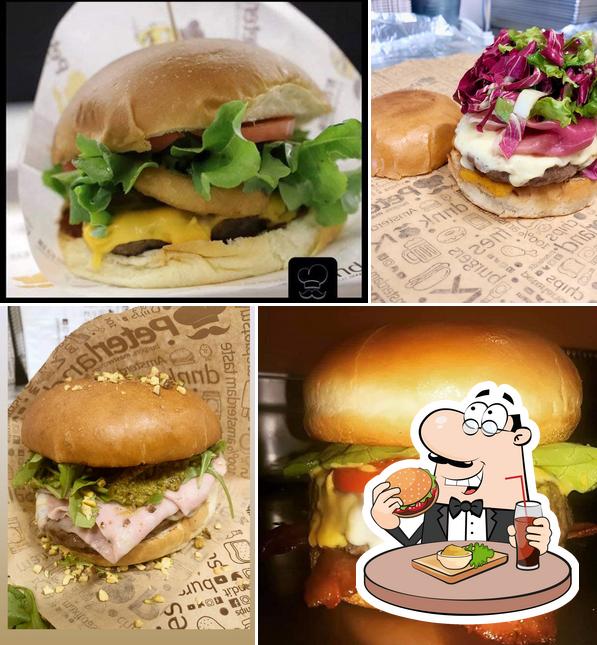 Gli hamburger di Peterland Burger store Amsterdam Chips potranno soddisfare i gusti di molti