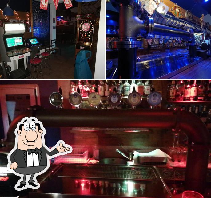 Dai un'occhiata agli interni di Wild Eagle Saloon