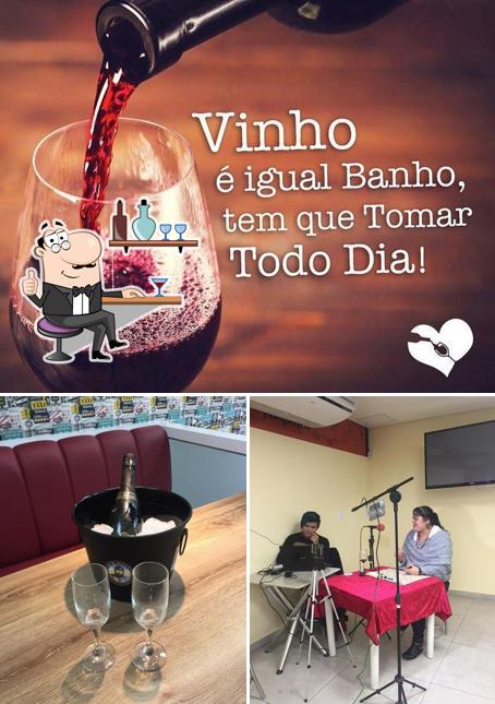 A imagem da interior e comida no Expresso Café