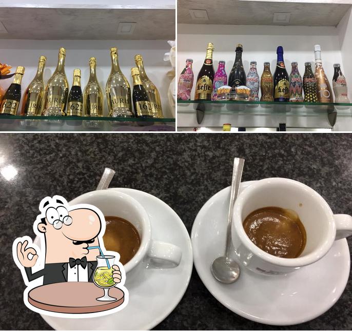 Prenditi un drink dal menu
