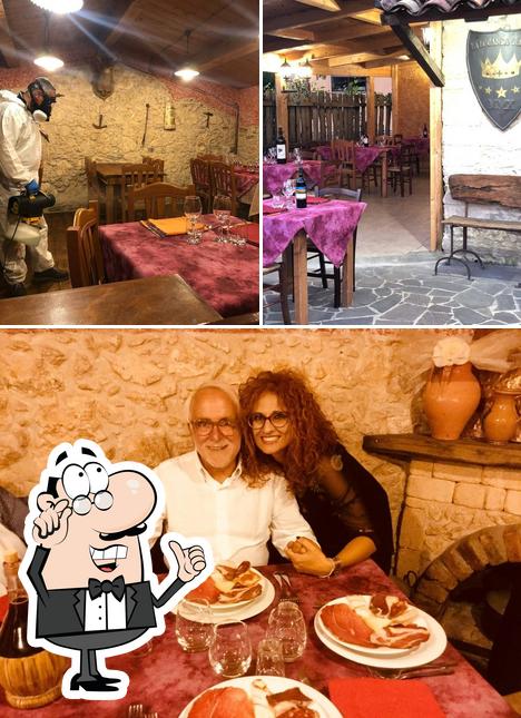 La interni e tavolo da pranzo del ristorante