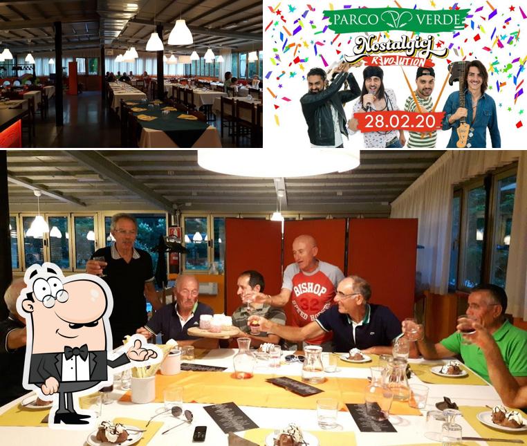 Parco Verde Grill & Fry si caratterizza per la interni e nozze