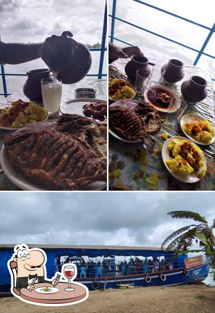 Among various things one can find food and exterior at Dhe Vattakayal Toddy Shop