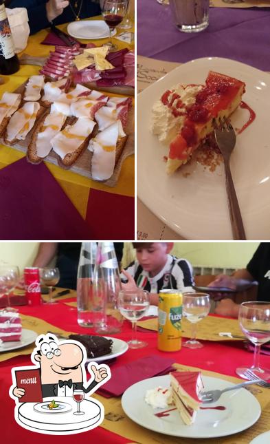La cibo e tavolo da pranzo del ristorante