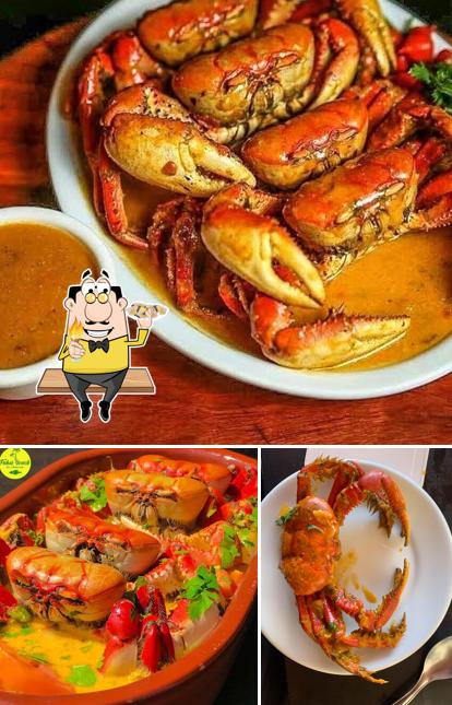 Peça diversos pratos de frutos do mar oferecidos no Fabio Beach Bar e Restaurante