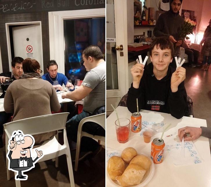 Siediti a un tavolo di Bar zeus Cafe'
