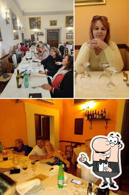 La foto di interni e tavolo da pranzo da Ristorante Pizzeria Il Caravaggio