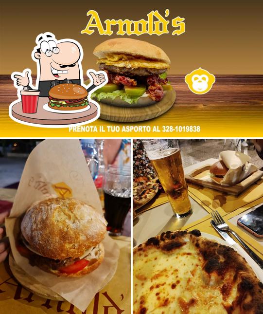 Ordina un hamburger a Arnold's Braceria pizzeria paninoteca foggia