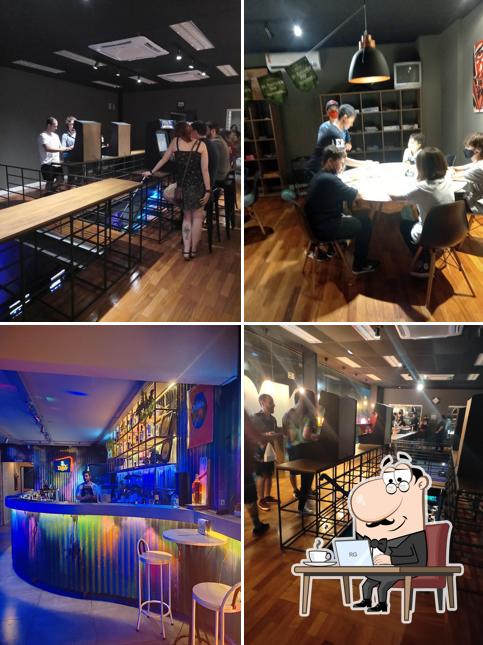 Sente em uma das mesas no Arcadea Gaming Pub