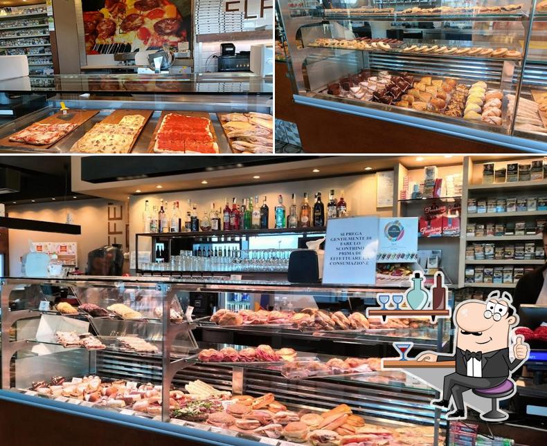 Tra le varie cose da Handmade Cafè Collestrada si possono trovare la interni e cibo
