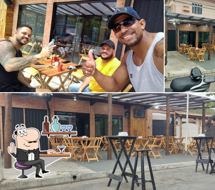 Veja imagens do interior do Taberna da Lily