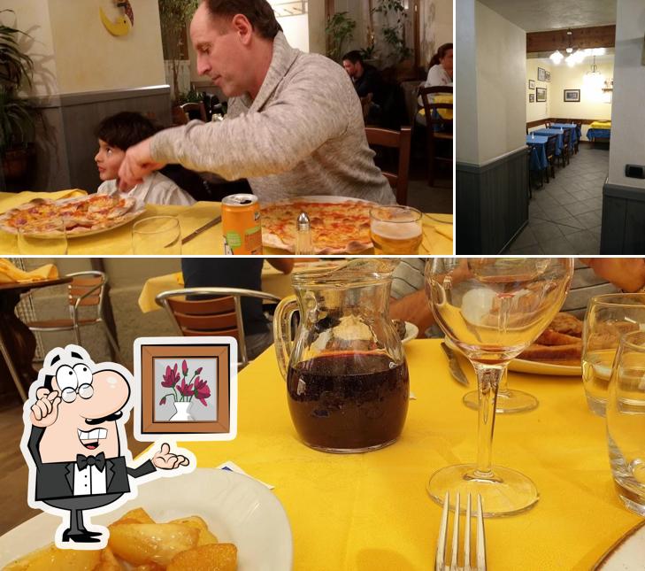 Siediti a un tavolo di hosteria della luna piena