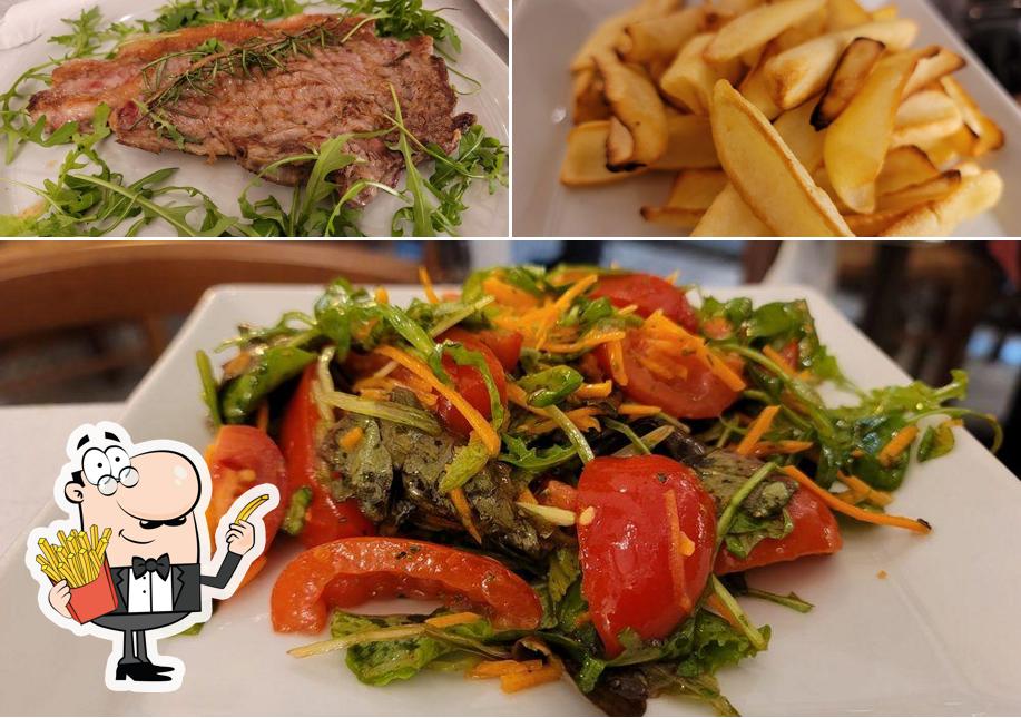 Ordina un piatto di chips a AZZ! Italian Tavern