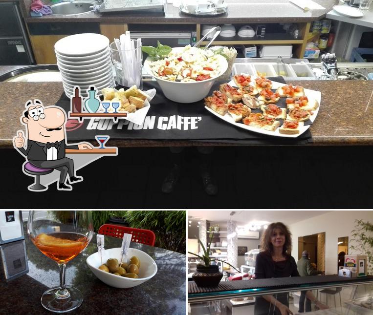 Dai un’occhiata alla immagine che presenta la interni e cibo di Bar MAZZINI
