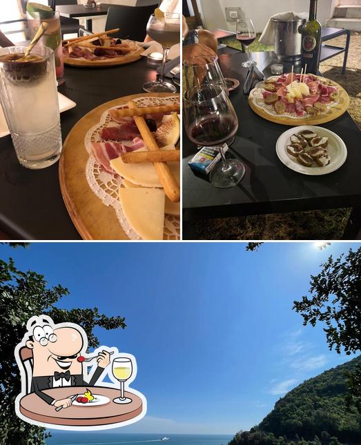 Dai un’occhiata alla foto che presenta la cibo e esterno di Namastè - Roof Garden Bar