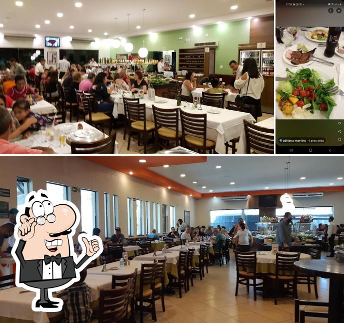 Sente em uma das mesas no Churrascaria Paineiras
