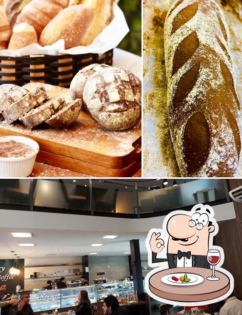 Esta é a foto apresentando comida e interior no Empório Cosí