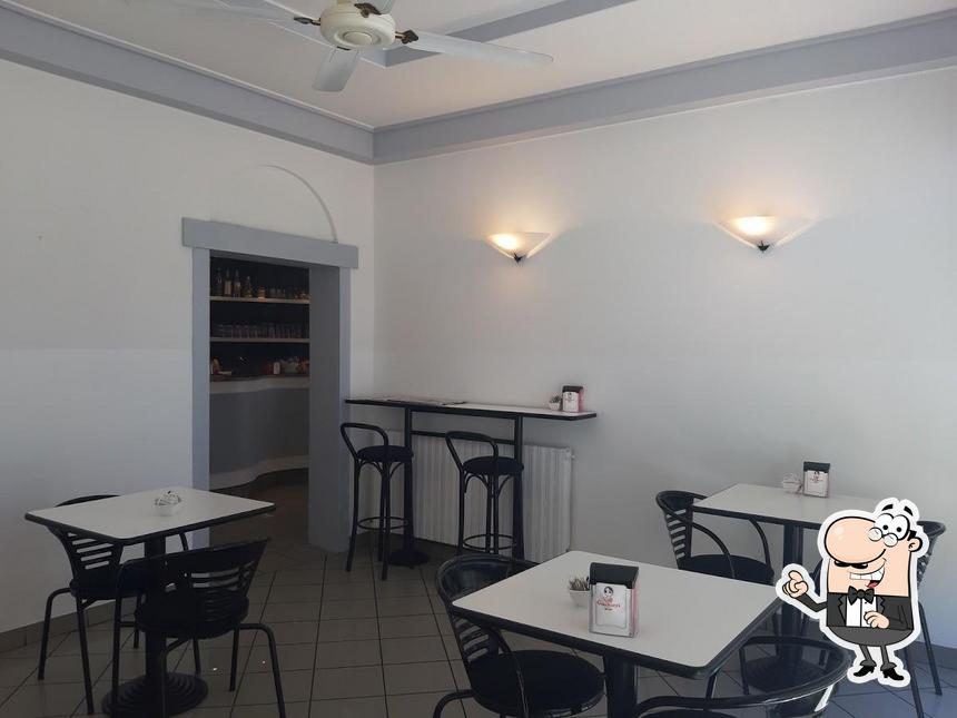 Dai un'occhiata agli interni di Bar Civico 57