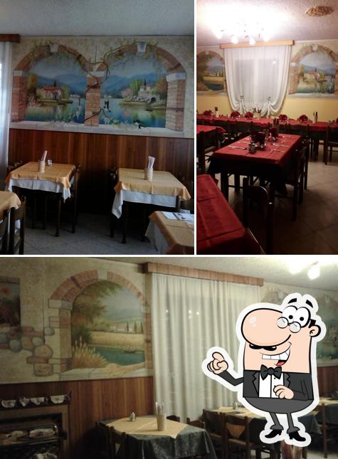Siediti a un tavolo di Alla Familiare