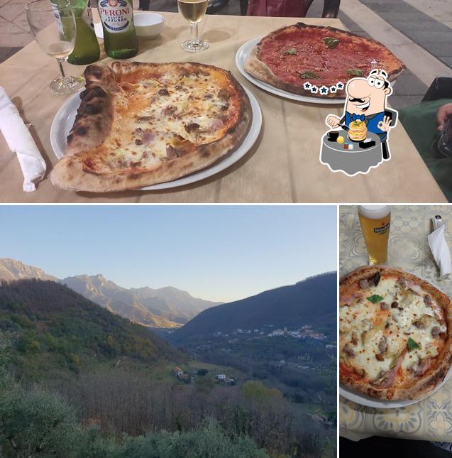 La foto della cibo e esterno di Bar Pizzeria di Apicella Pietro