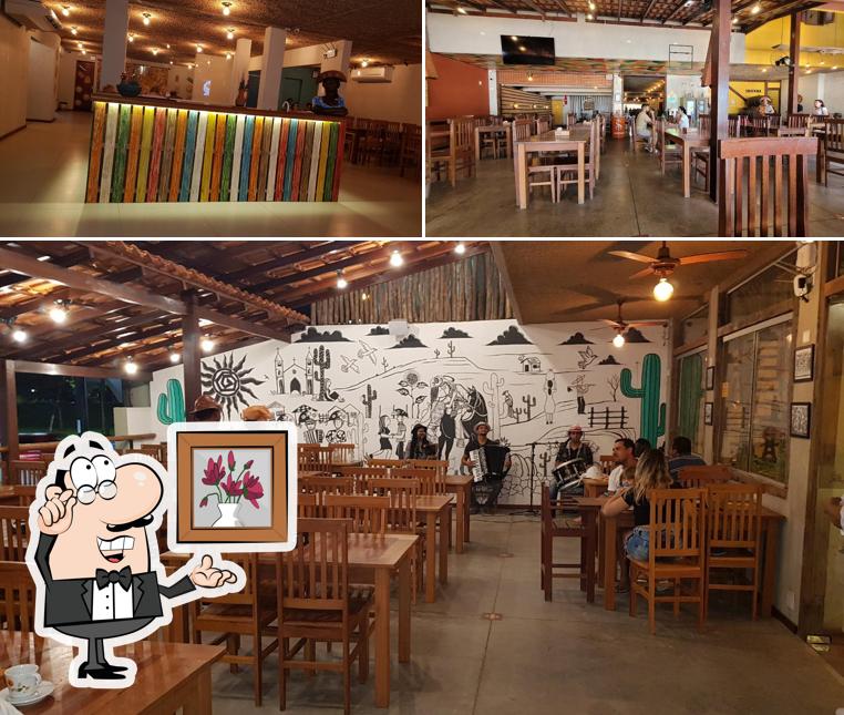 Sente em uma das mesas no Cheiro da Terra