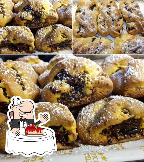 Panificio Schiavo (pizze, biscotti, alimentari) offre un'ampia selezione di dolci