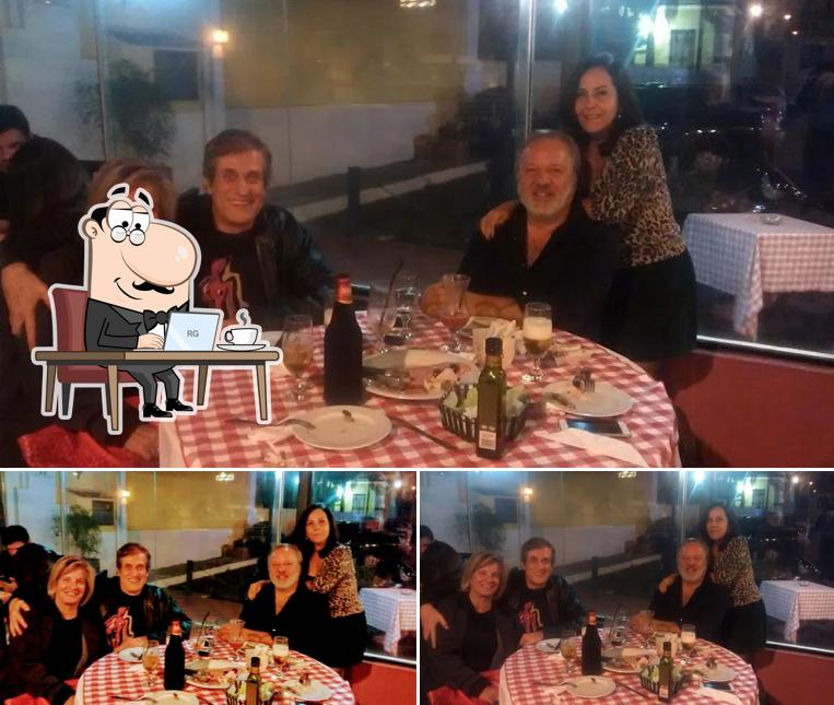 Sente em uma das mesas no Calzone