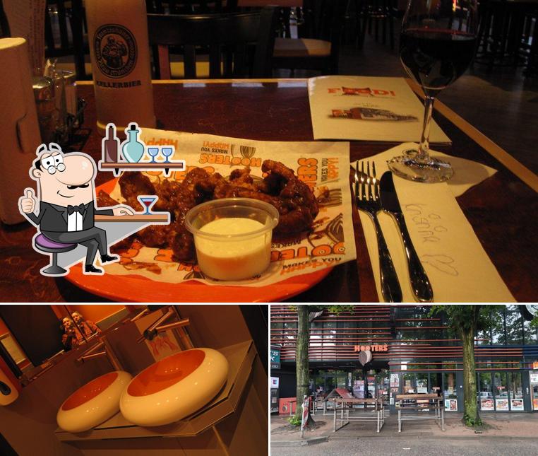 Nehmt an einem der Tische im Hooters Hamburg St. Pauli Platz