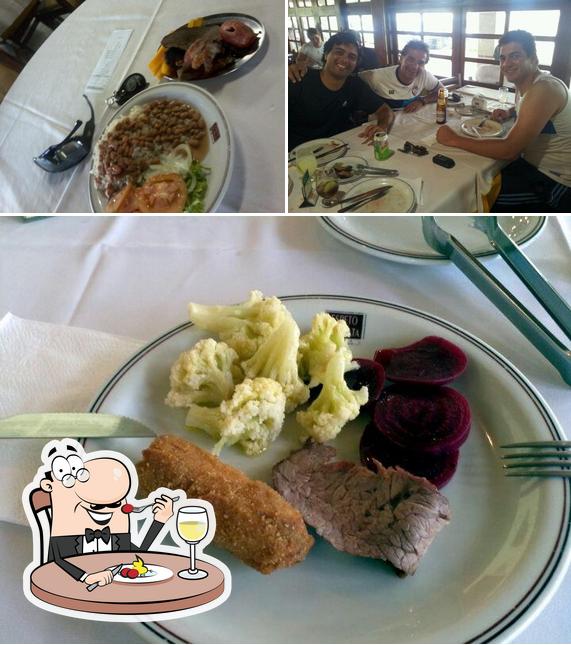 A foto do Espeto do Trevo’s comida e mesa de jantar