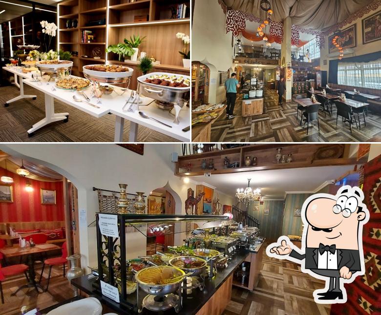 Sente em uma das mesas no Falah Arabian Food
