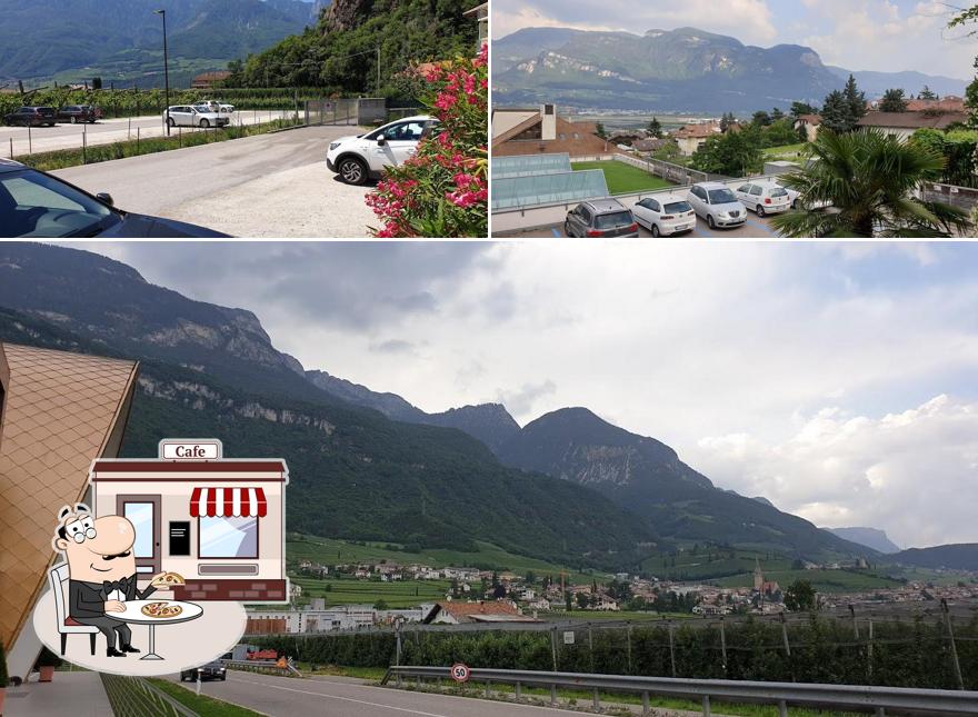 Puoi goderti l'aria fresca da seduto all'esterno di Bar Vaja