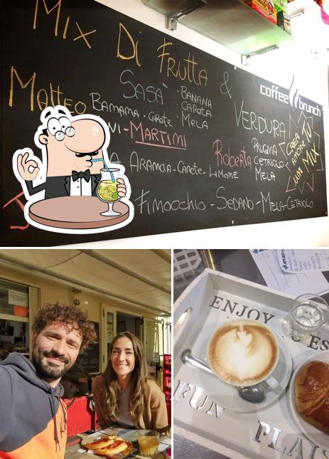 La bevanda e lavagna del ristorante