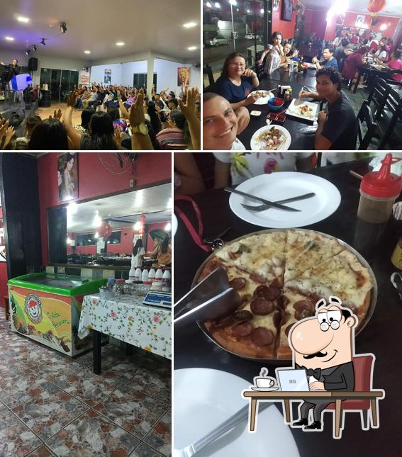 Sente em uma das mesas no Fribom Pizzaria e Temakeria
