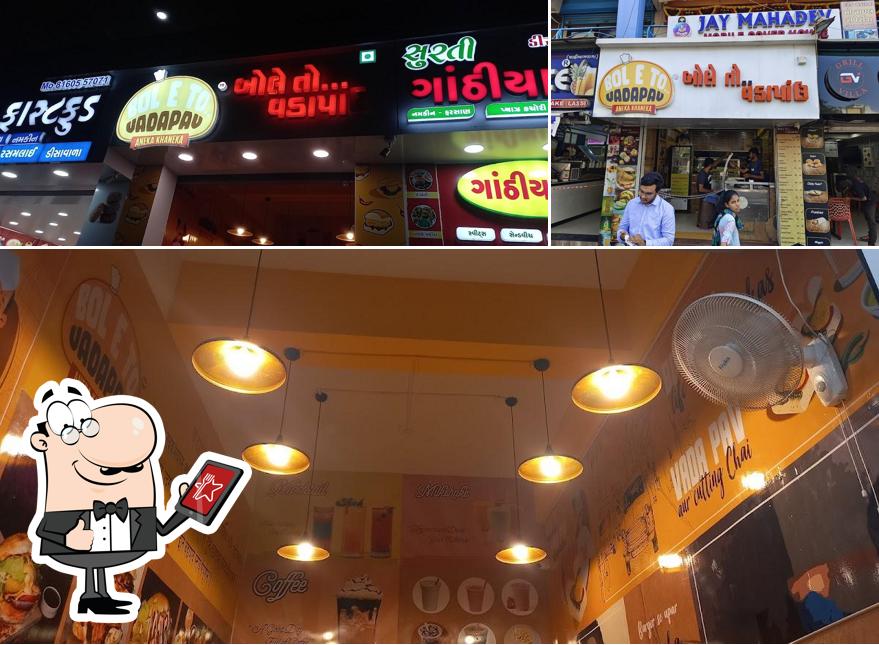 The exterior of Bole To Vadapav